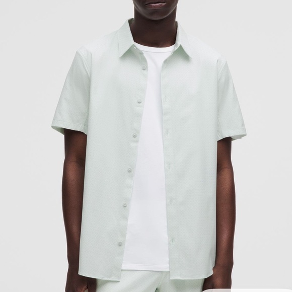 LIKE NEW Lululemon Men’s Airing Easy Short Sleeve Button Down Shirt - Picture 5 of 7